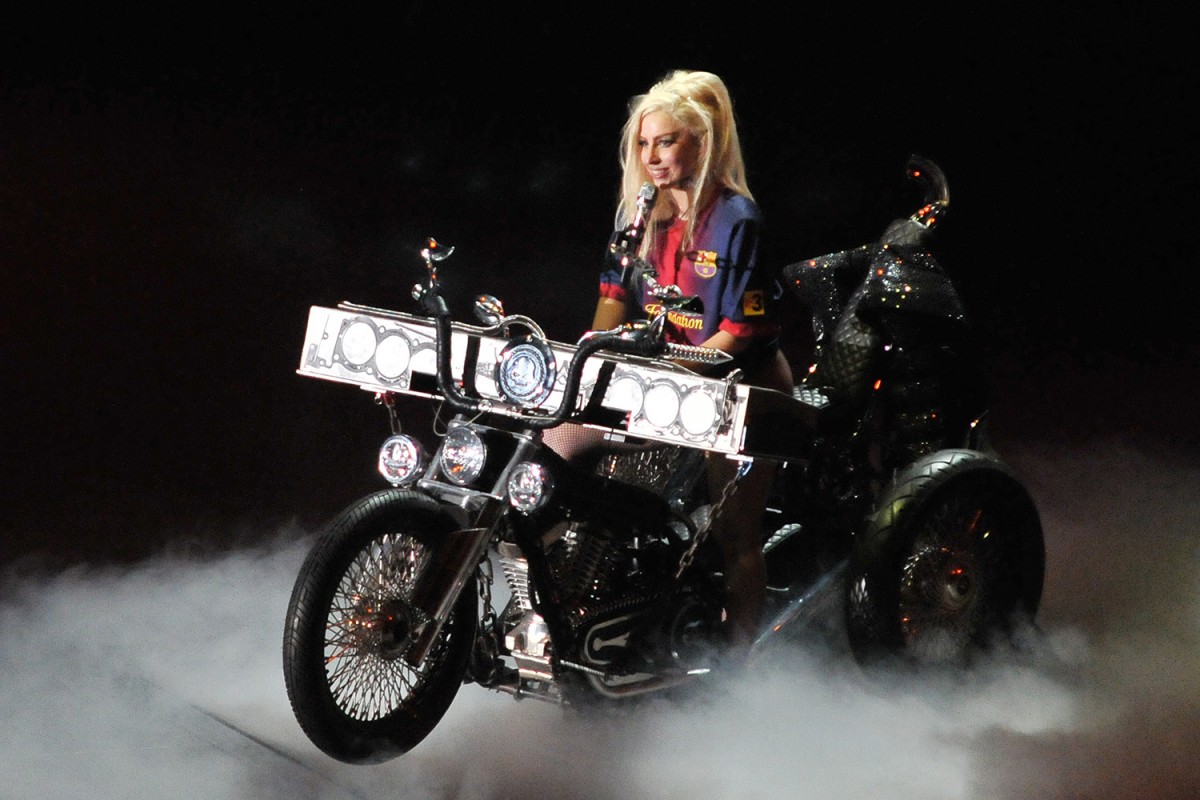 Lady Gaga sobre una moto al concert de Barcelona del desembre de 2012