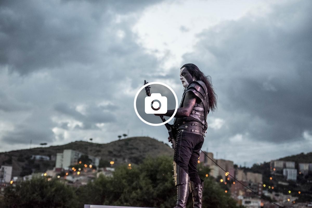 Abbath en concert aquest dissabte amb els pisos de Santa Coloma de Gramenet de fons