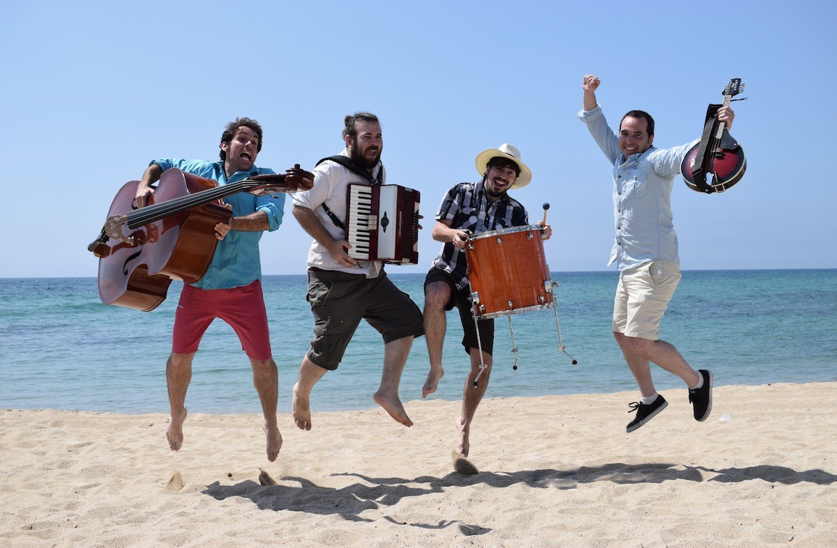 Pele Macleod i la seva banda a la platja de Vilassar de Mar