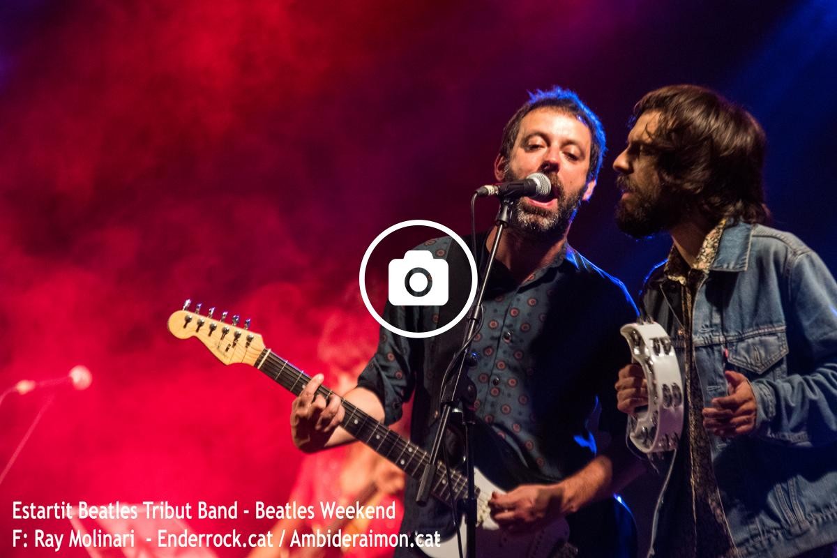 Jaume Pla 'Mazoni' i Jordi Bastida recreant Sgt. Pepper's Lonely Hearts Club Band