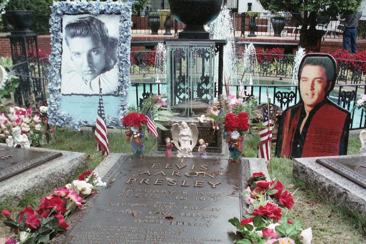 Detall de la tomba d'Elvis Presley a Graceland