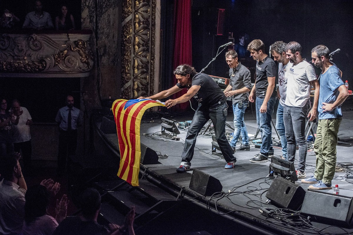 Els Amics de les Arts mostren una estelada al Teatre Tívoli el vespre abans de la votació