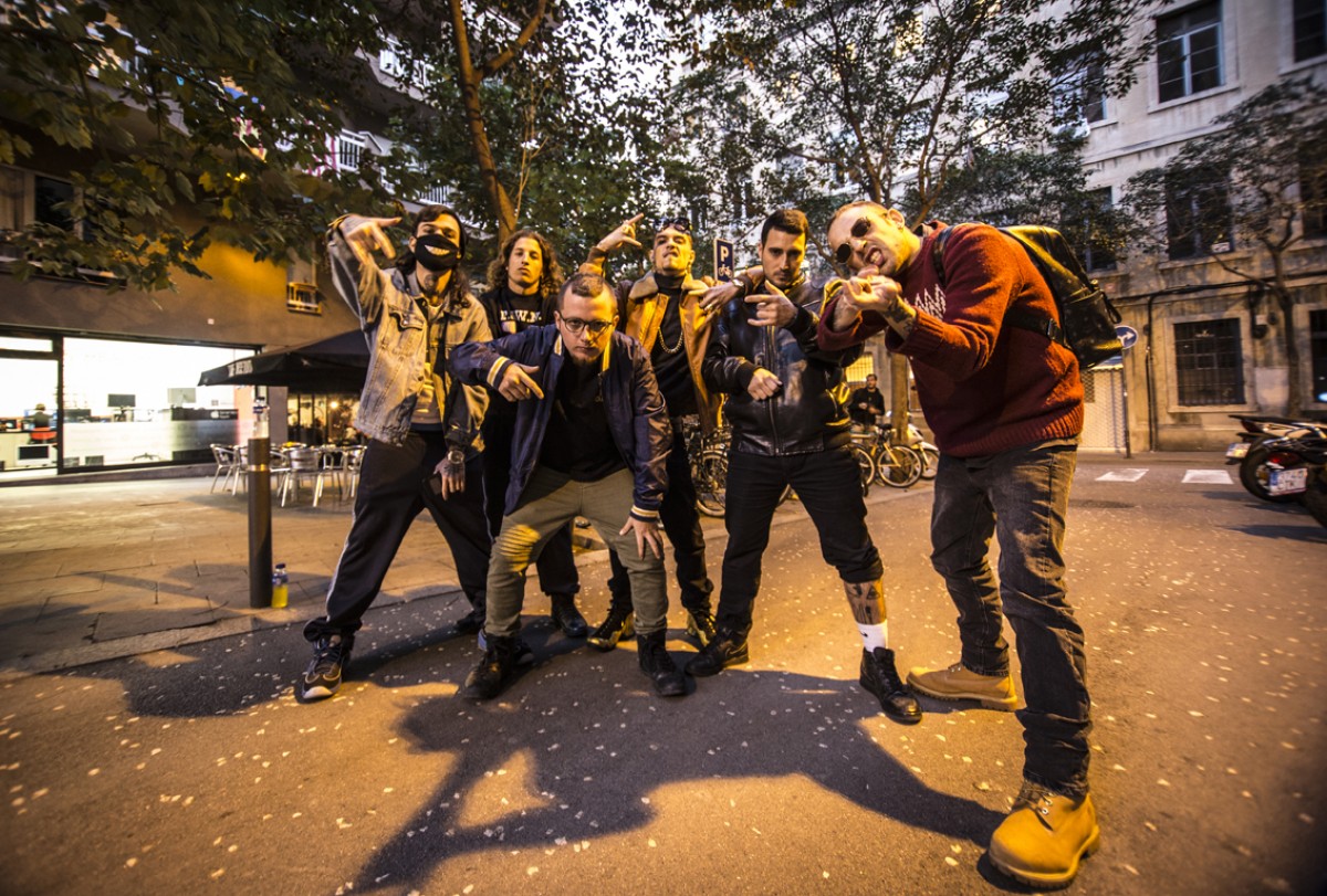 P.A.W.N. Gang posant al carrer