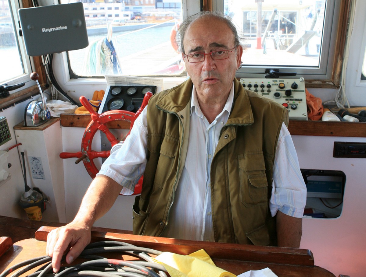 Carles Santos a la seva barca, al port de Vinaròs