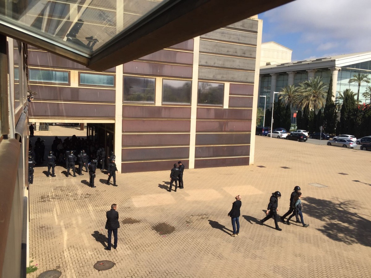 Desplegament policial dels Mossos davant la seu de l'Esmuc