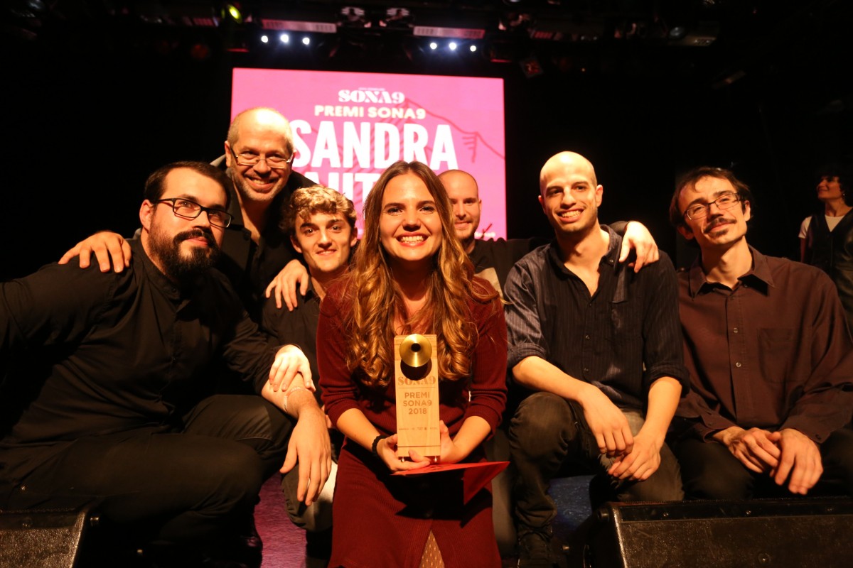 Sandra Bautista amb el Premi Sona9 2018 a les mans