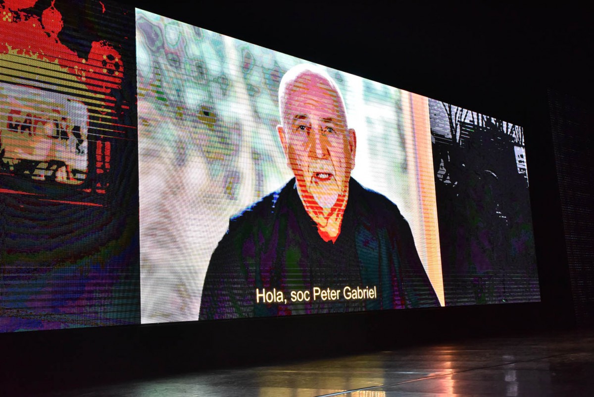 Peter Gabriel durant el vídeo que es va projectar als Premis Enderrock
