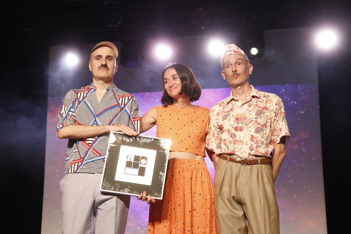Foto de família dels Premis Altaveu 2019, amb guardonats, jurat i lliuradors