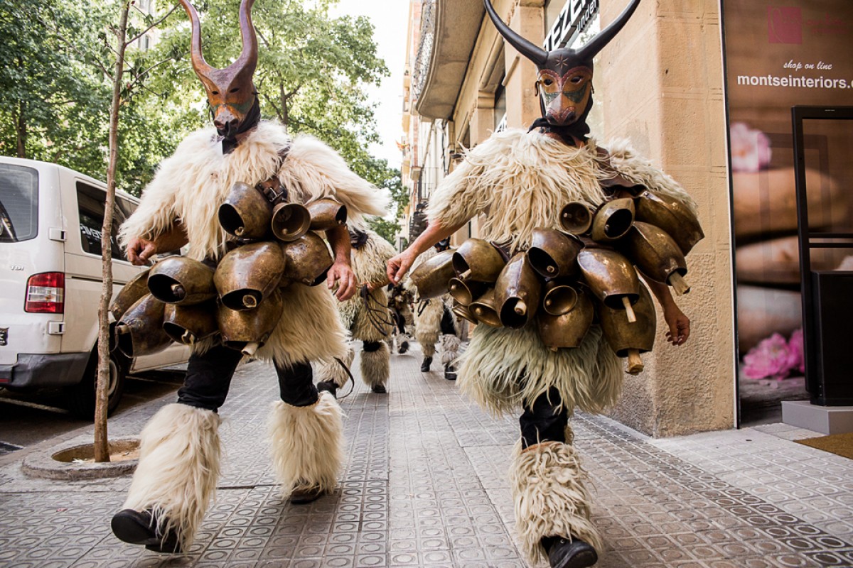 Figures del carnaval d'Ottana desfilant per Manresa