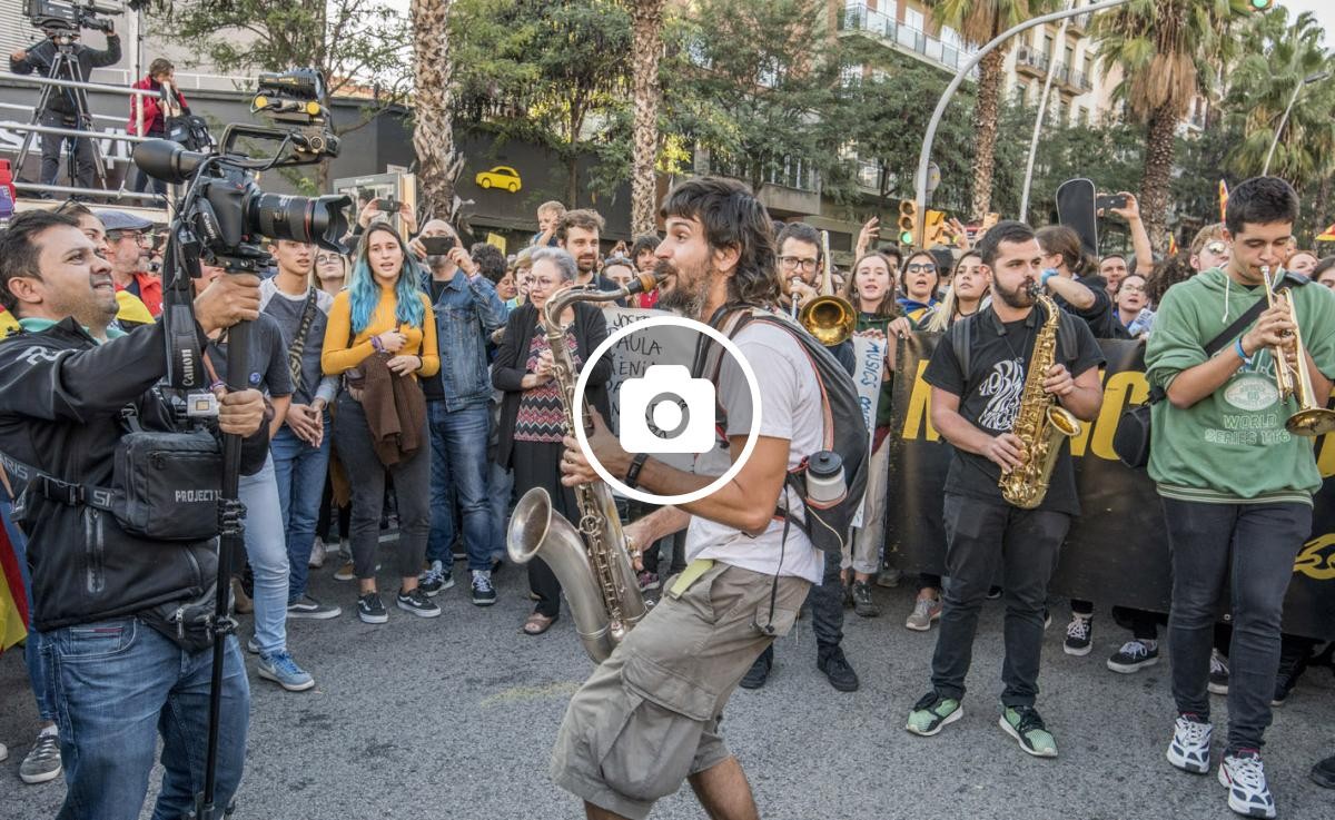 Músics contra la Repressió a la manifestació del 26 d'octubre al carrer Marina de Barcelona