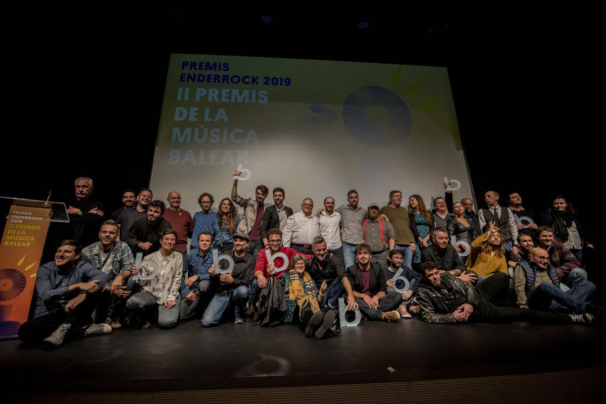 Foto de família dels II Premis Enderrock de la Música Balear