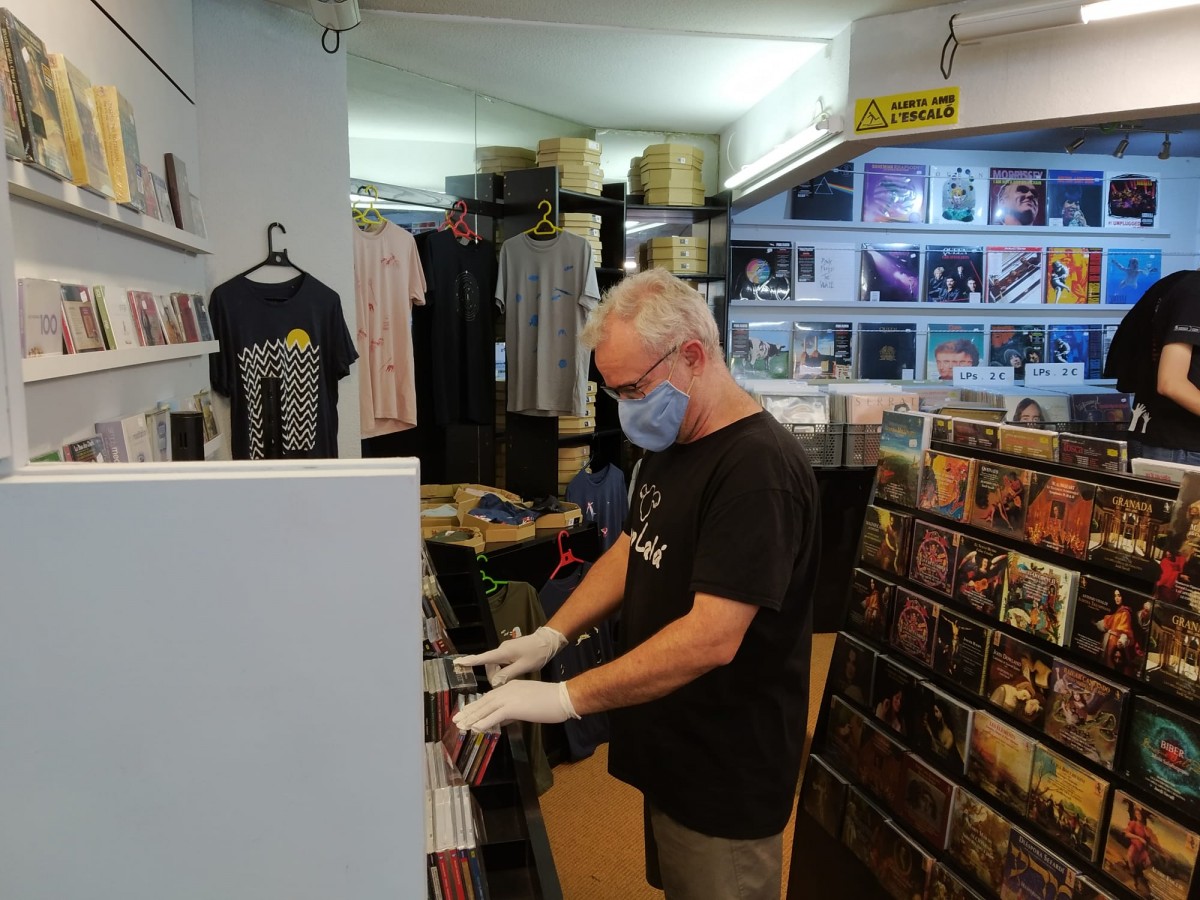 Un dels primers clients en acudir a una botiga de discos a la fase 1