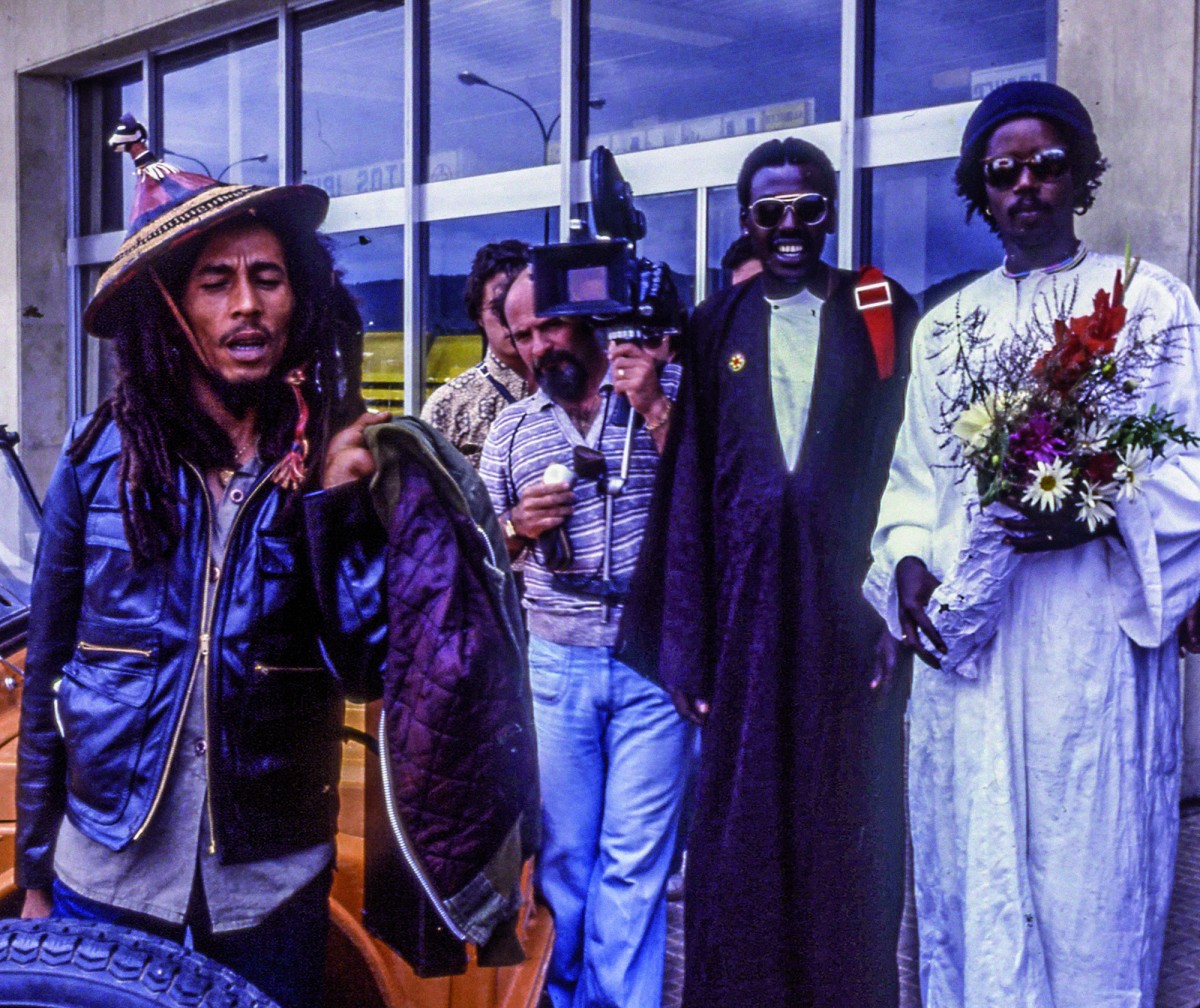 Bob marley i els seus músics a l’arribada a l’aeroport d’eivissa, el juny de 1978