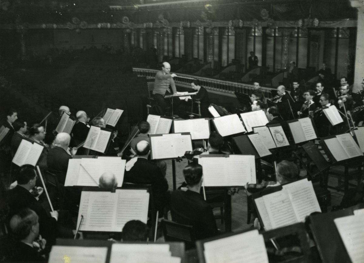 Pau Casals dirigint un assaig de la seva orquestra al Palau de la Música Catalana