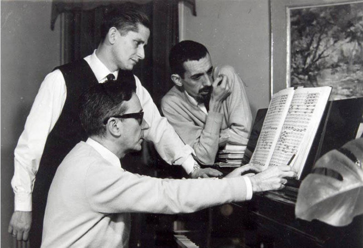 D'esquerra a dreta, Manuel Cabero, Enric Ribó i Oriol Martorell, preparant els concerts de la 'Passió segons Sant Mateu' de J.S. Bach (1966)