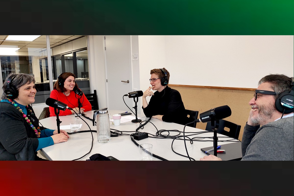 Núria Iceta (L'Avenç), Anna Guitart, Laura Huerga (Raig Verd) i Jordi Novell (Grup Enderrock) enregistrant el podcast 'Punt volat'