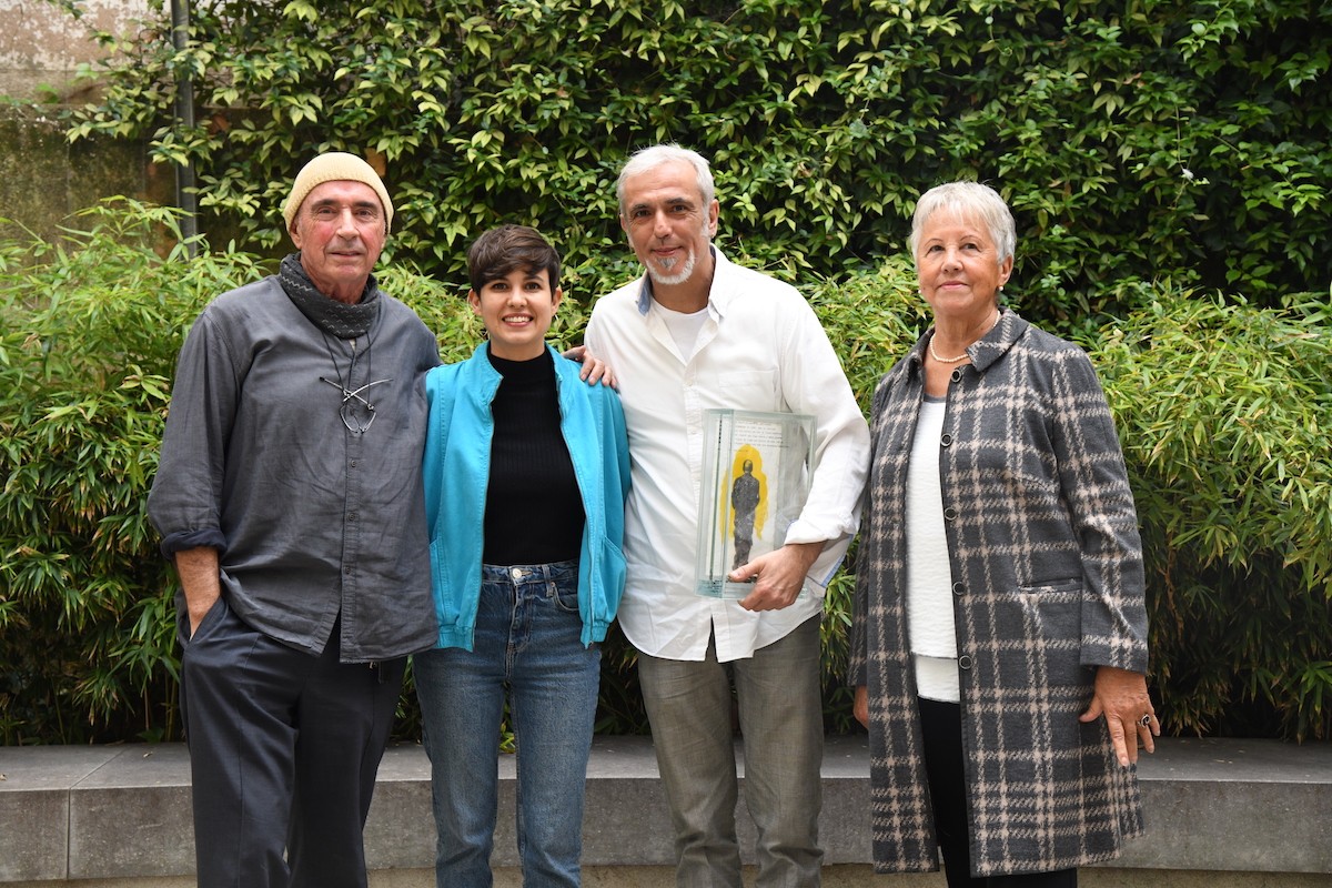 Carles Dénia, el guanyador del XV Premi Miquel Martí i Pol, i Anna Andreu, guanyadora del Premi accèssit Ramon Muntaner, amb Lluís Llach i Montserrat Sans