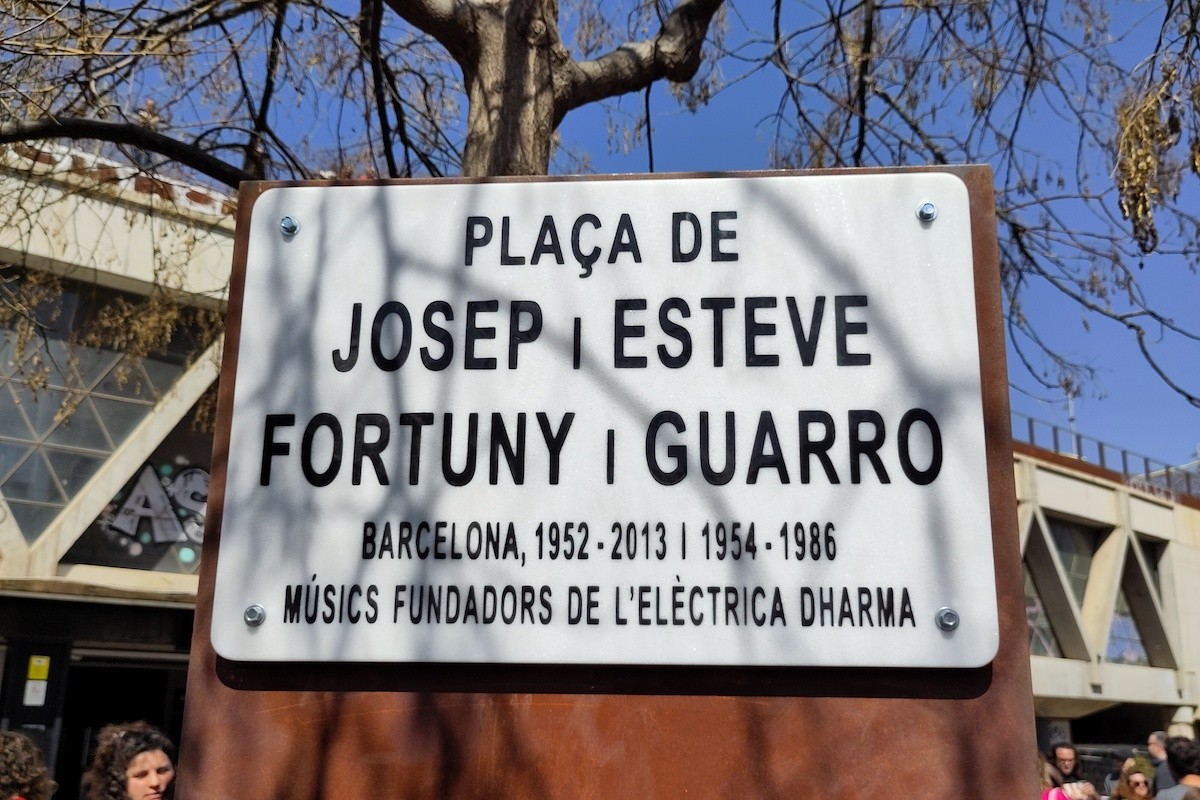 Placa de la plaça dedicada als germans Esteve i Josep Fortuny (Companyia Elèctrica Dharma)
