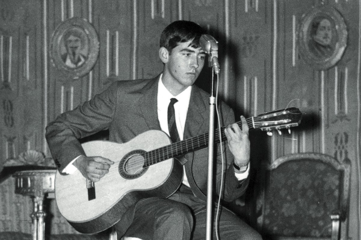 Joan Manuel Serrat en directe en una emissora de ràdio a mitjan dels anys 60
