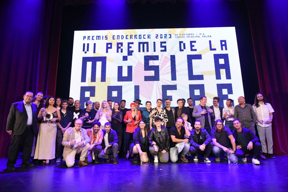 La foto de família dels VI Premis Enderrock de la Música Balear