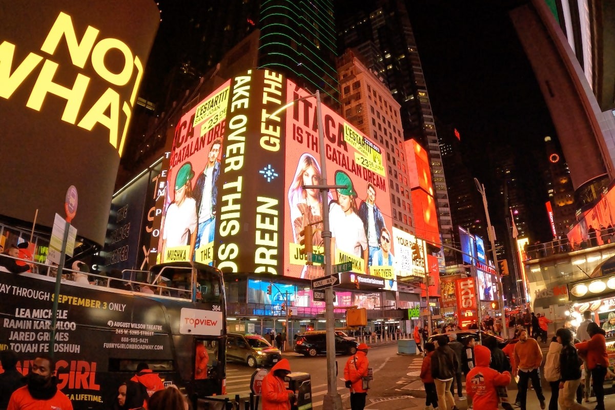 The Tyets, Mushka i Julieta a Times Square amb l'Ítaca
