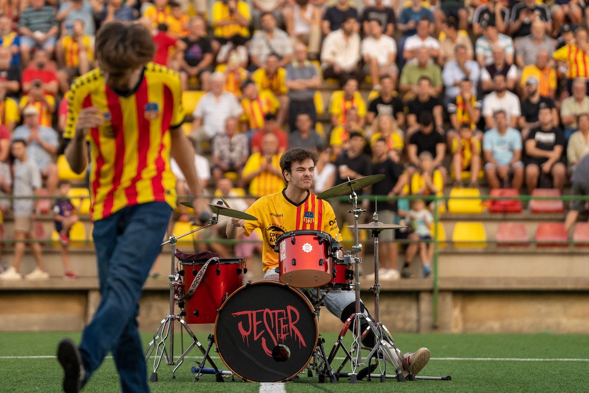 Jester actuant al Narcís Sala, l'estadi de la Unió Esportiva Sant Andreu