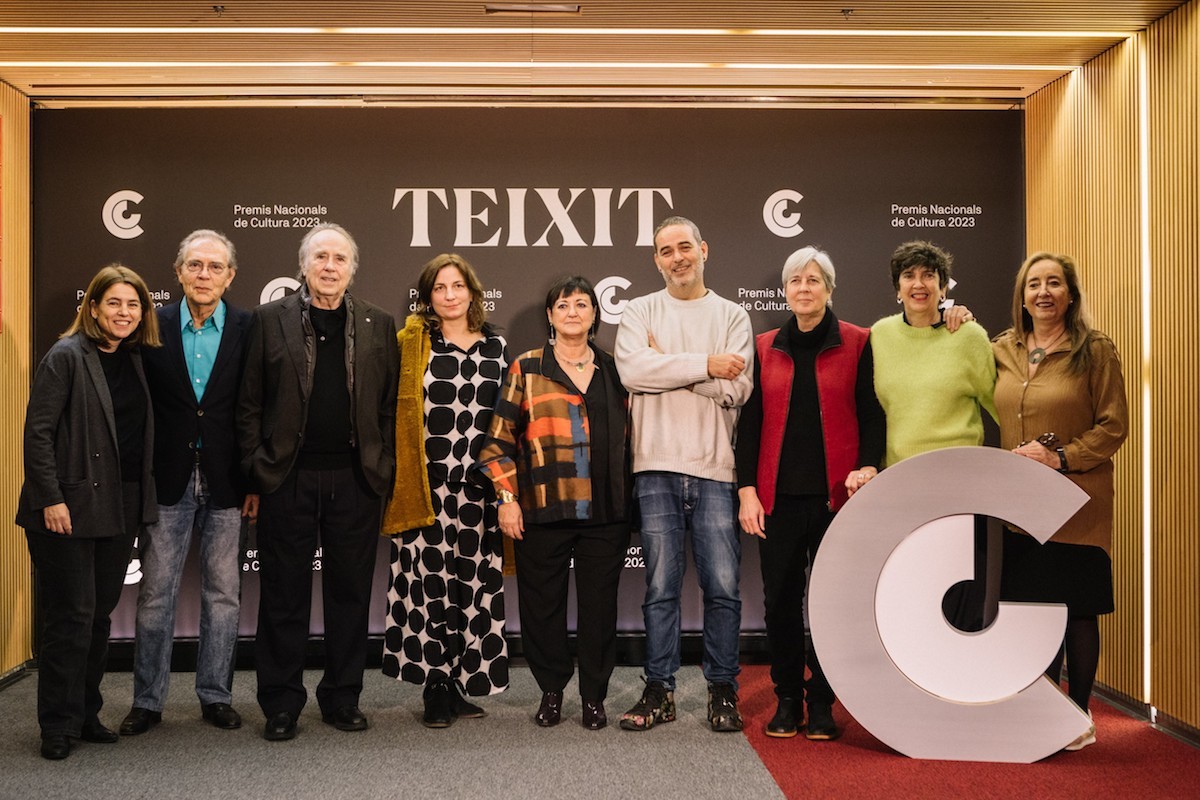 Els guardonats dels Premis Nacionals de Cultura amb la periodista Anna Guitart i les directores del documental