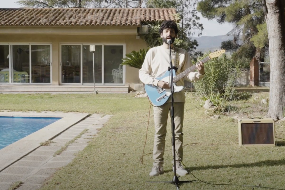 Andreu Peral al videoclip de «Si fos tan fàcil»