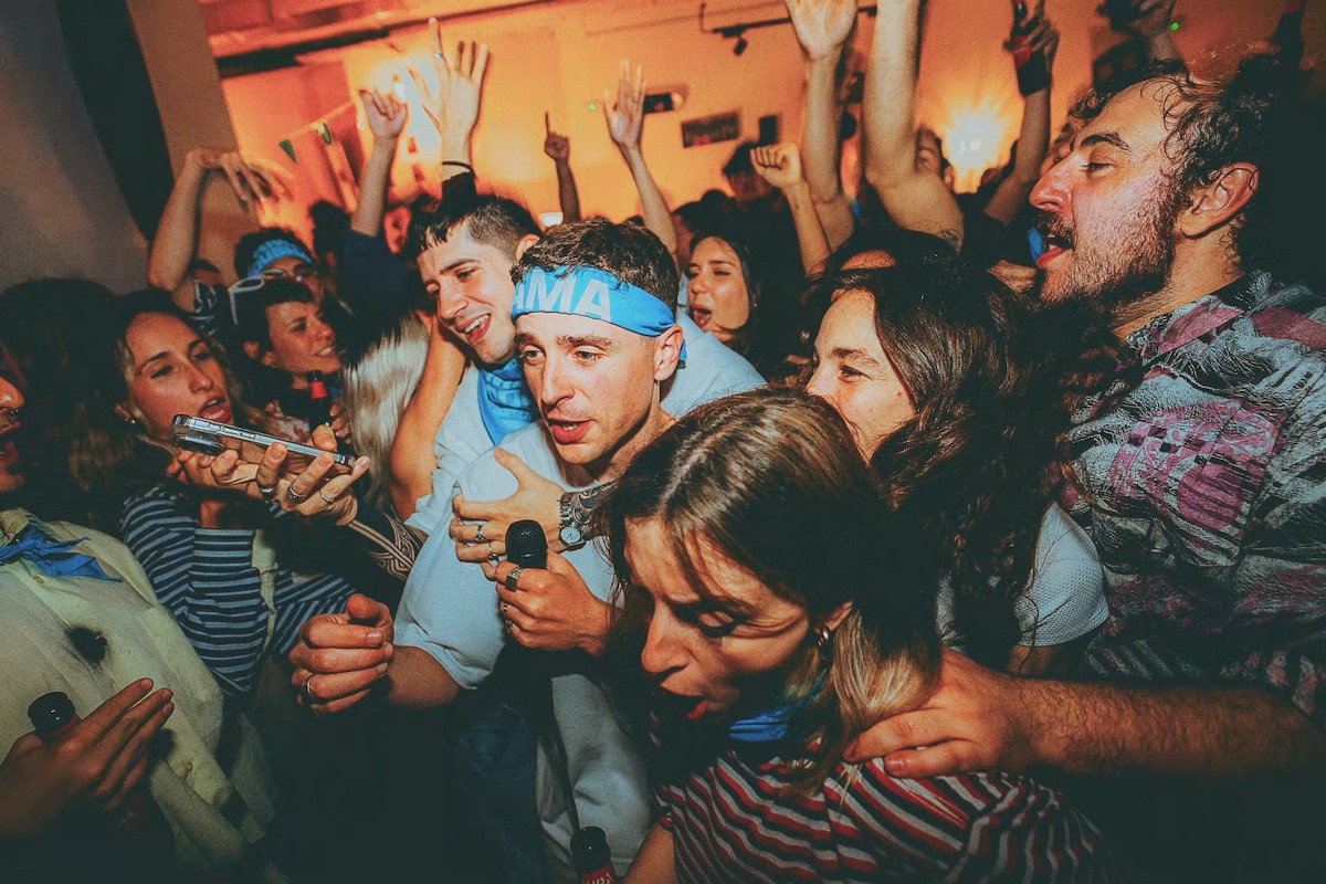 Mama Dousha al clip de «Que chévere»