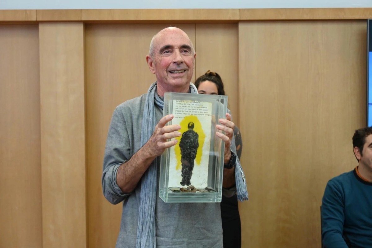 Lluís Llach, impulsor del certamen, amb el guardó del Certamen Terra i Cultura, obra de l’escultor Josep Bofill