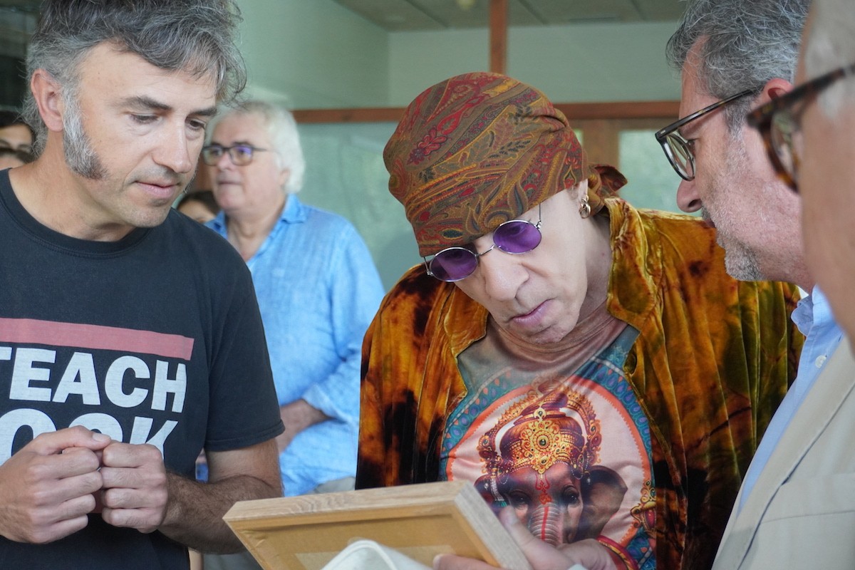 Steve Van Zant amb el professor Maur Gascó i l'alcalde de Sant Cugat Josep Maria Vallès