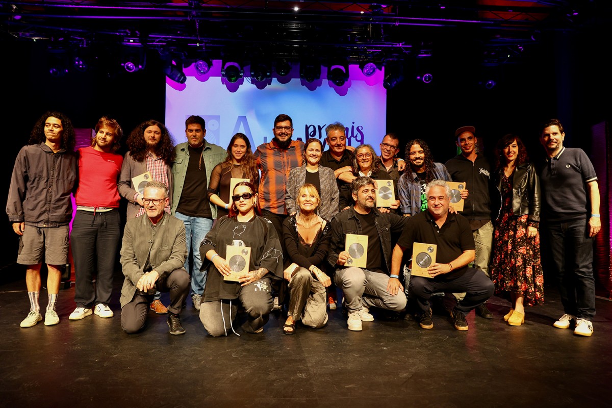 Foto de família amb els guanyadors dels Premis Altaveu 2024