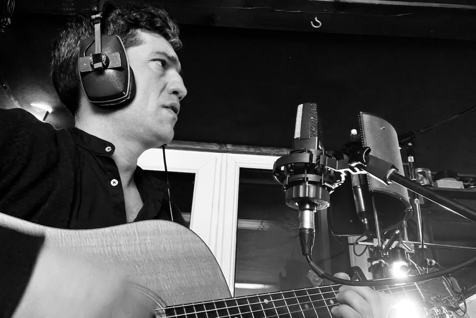 Ismael Clark gravant el disc a Portsmouth