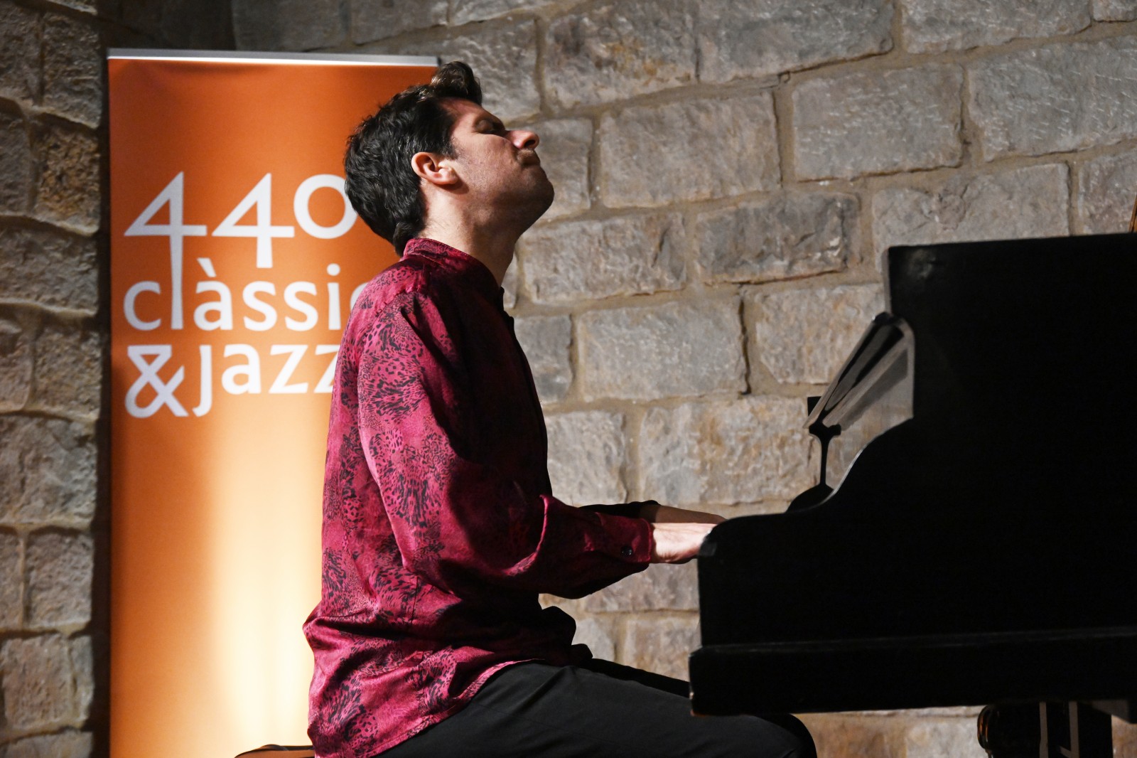 Marco Mezquida tocant el piano Pleyel d'Enric Granados a la Biblioteca de Catalunya 