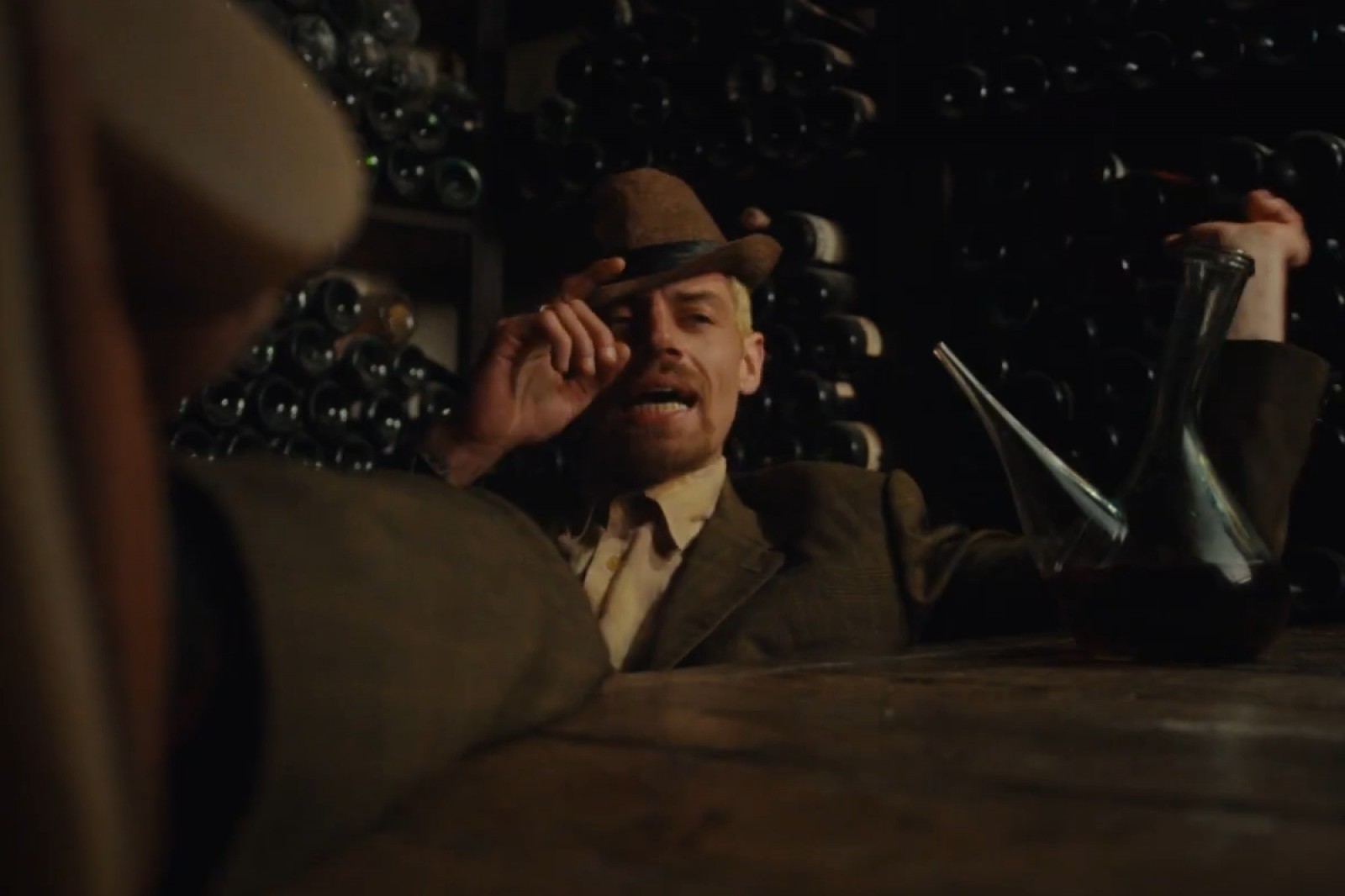 Boom Boom Fighters en el videoclip de «Passa el Porró»