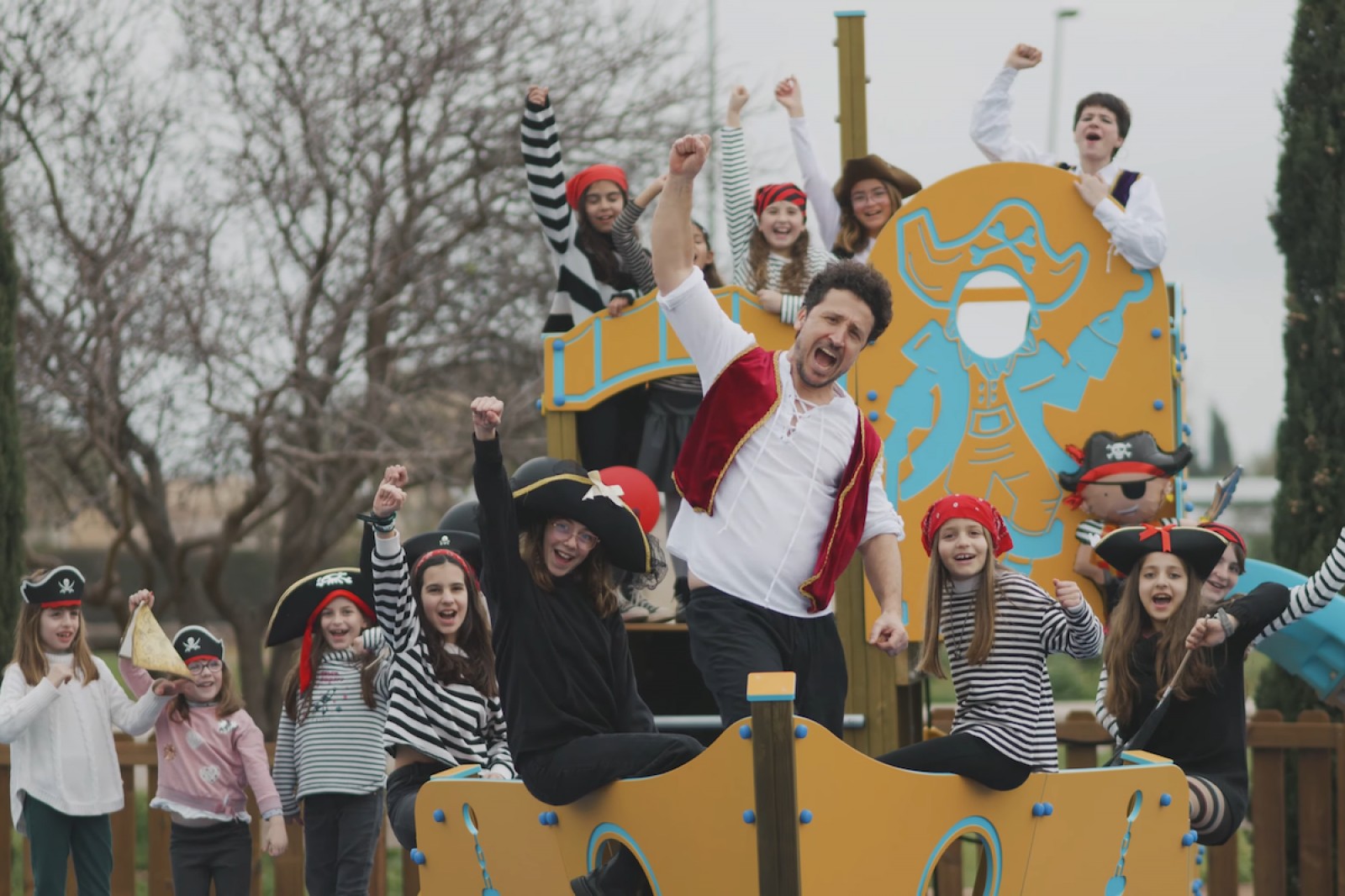 La Colla Pirata al videoclip de «Tots som pirates»