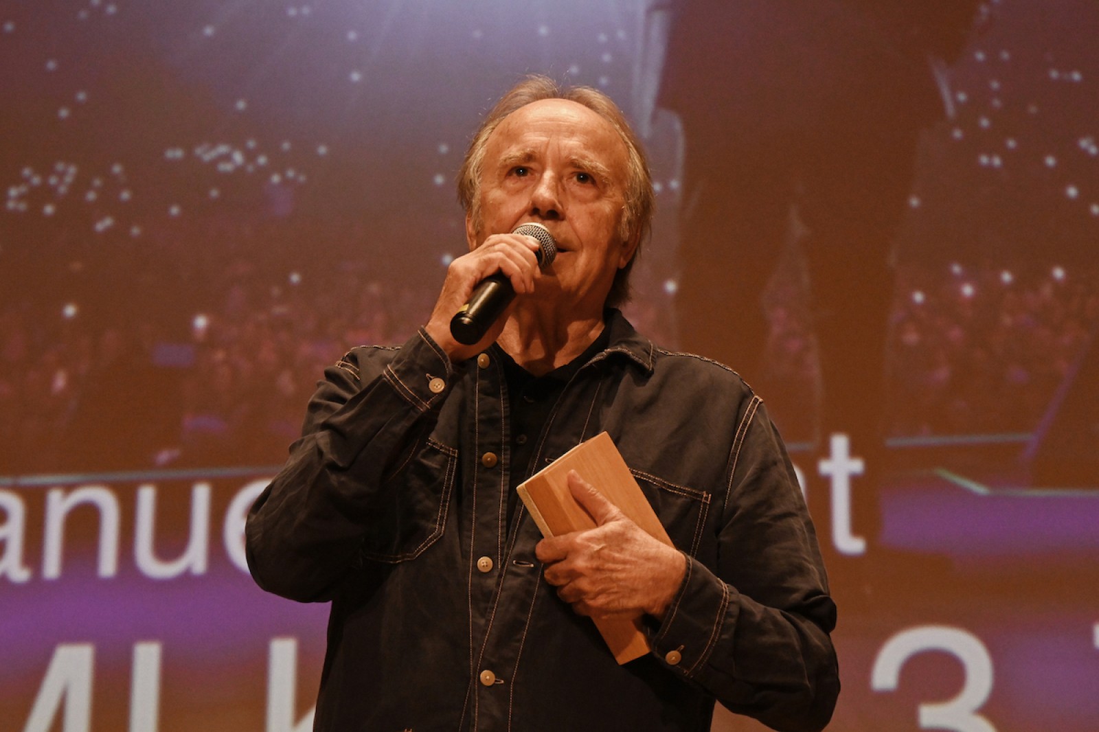 Joan Manuel Serrat amb el Premi KM 13.774 de Casa Amèrica Catalunya