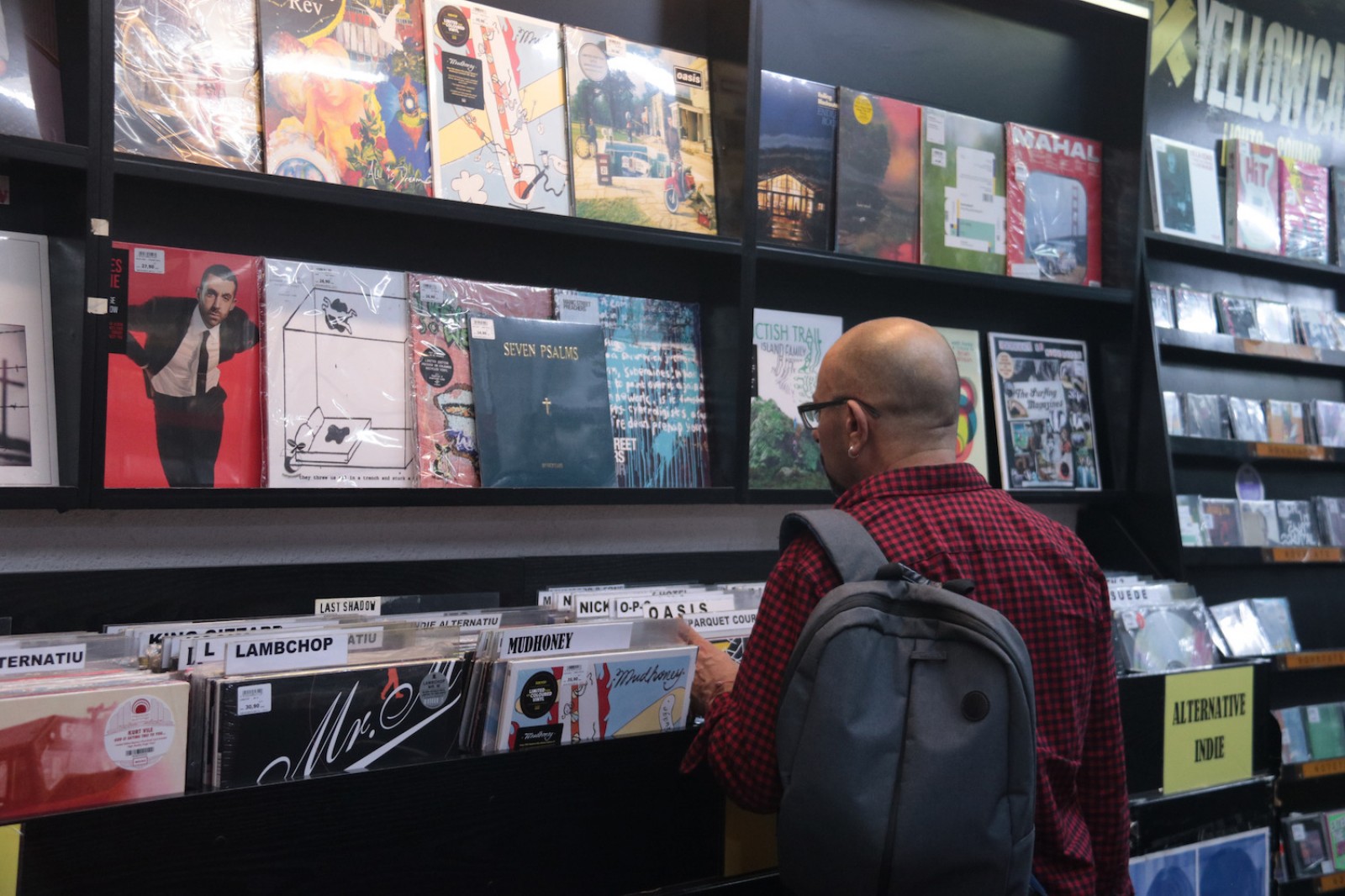 L'interior de la botiga Discos Revolver