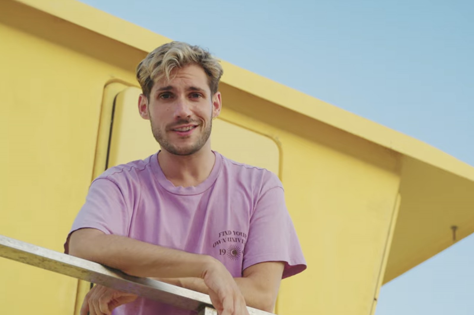 Marc Andurell al videoclip d'«Un estiu com els d'abans»