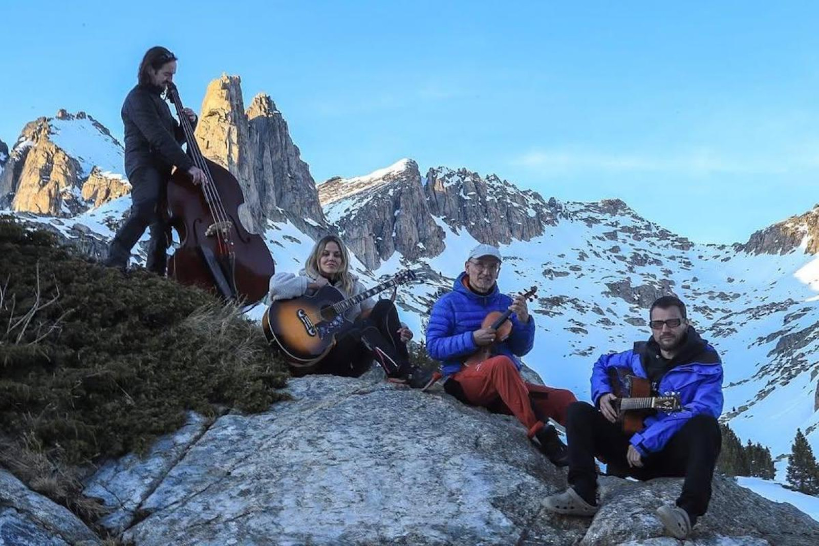 Elisa Mas, amb els altres membres de Mountains of Music