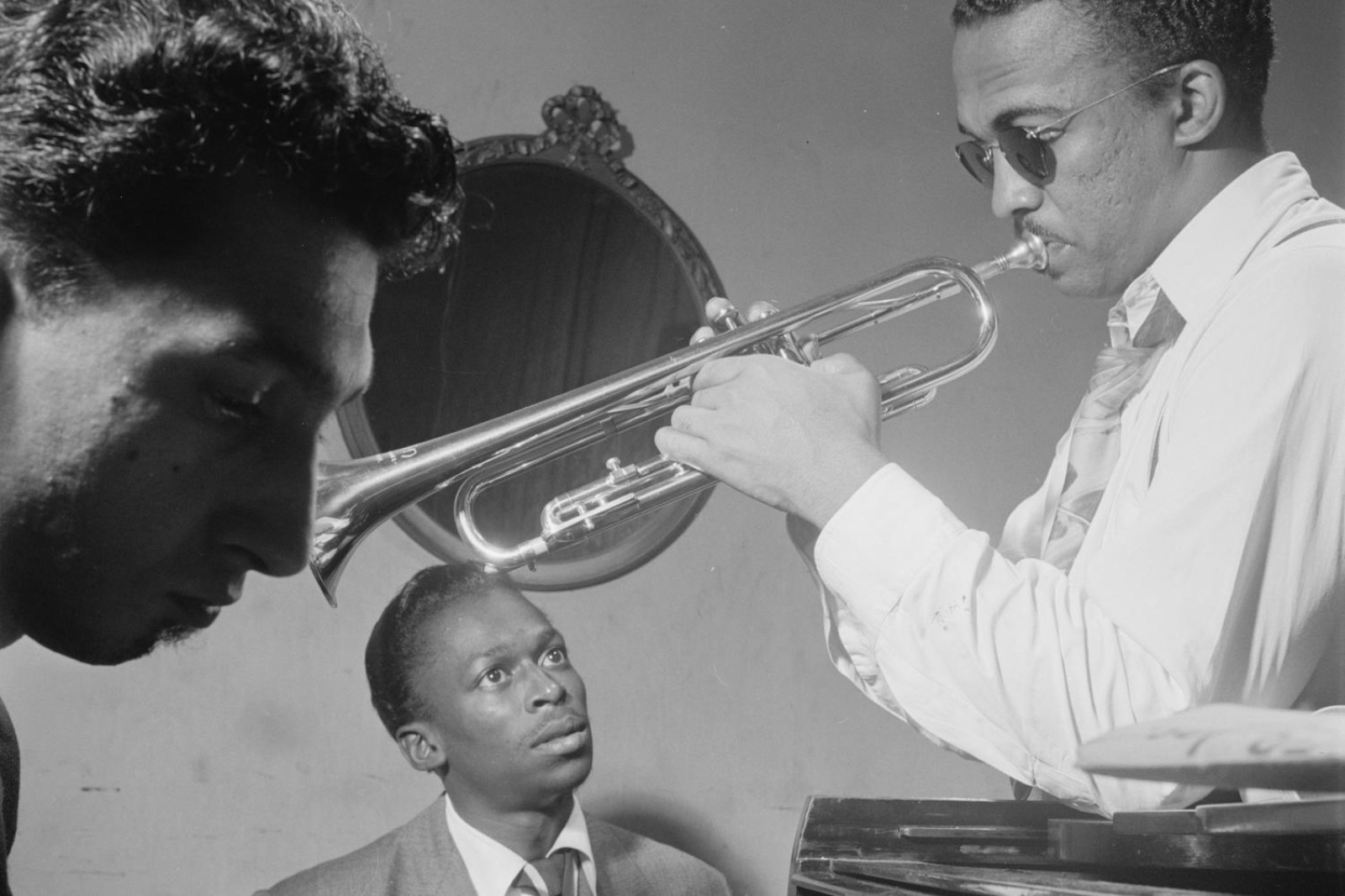 Miles Davis observa Howard McGhee, l’any 1947 a Nova York