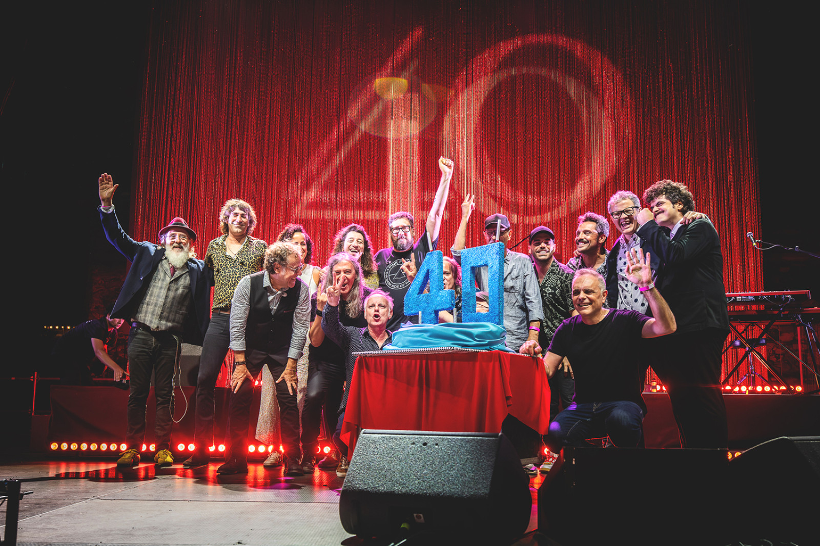 Els Pets i Sopa de Cabra celebrant els 40 anys del grup de Constantí
