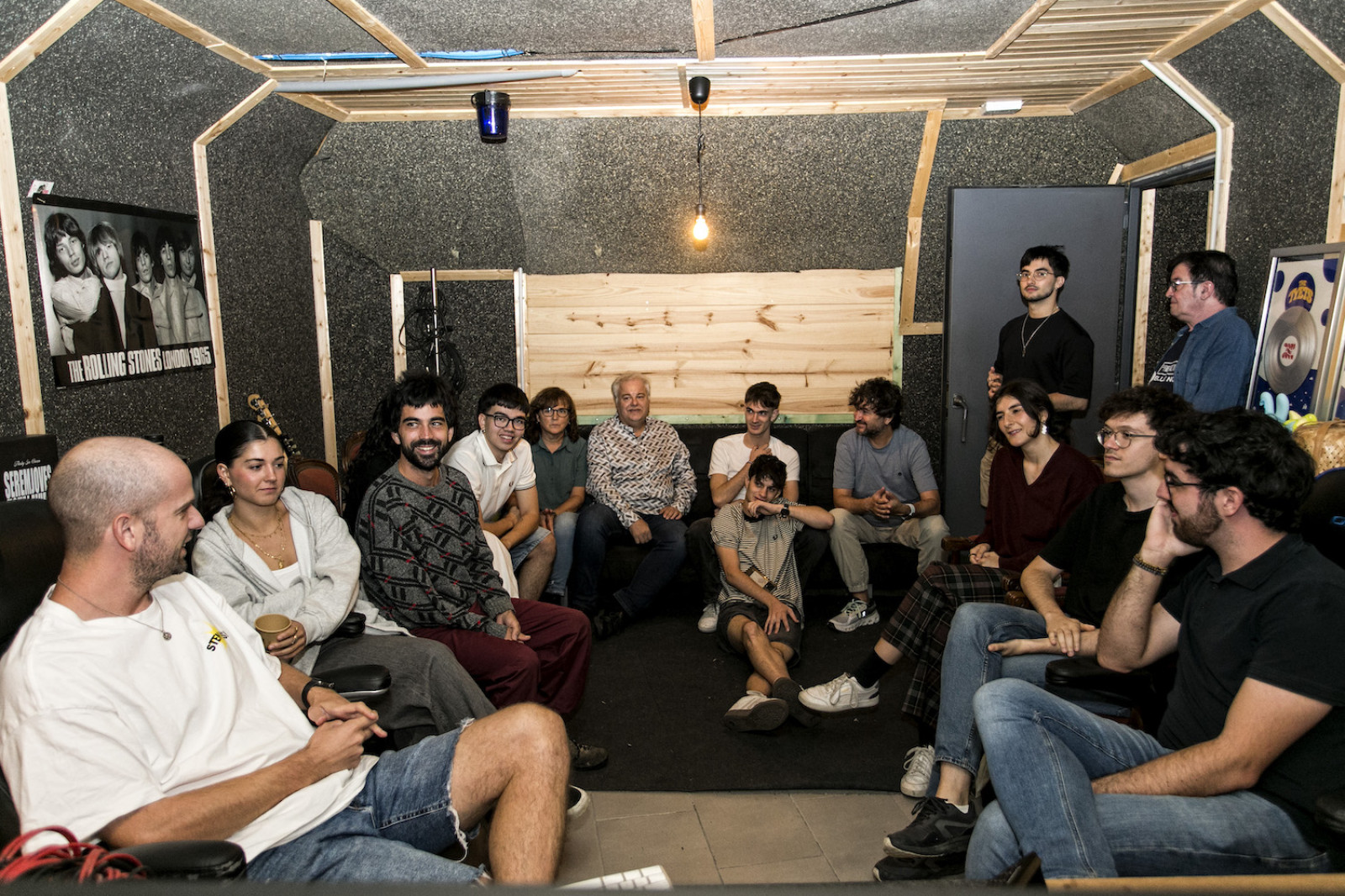 Els tres finalistes del Sona9 2025 a l'estudi Camaleó