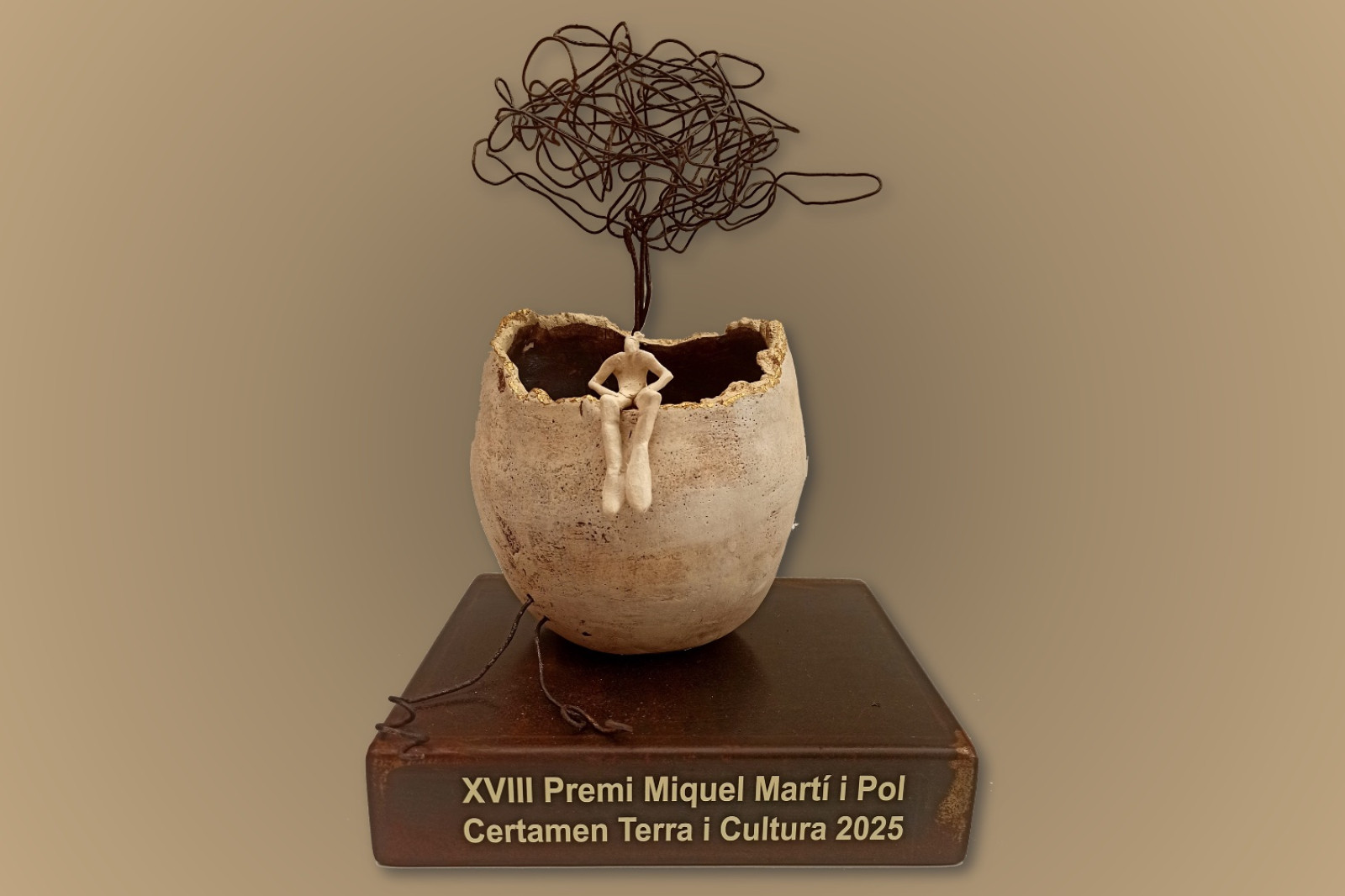 El guardó del Premi Miquel Martí i Pol 2025, dissenyat per Roser Oter
