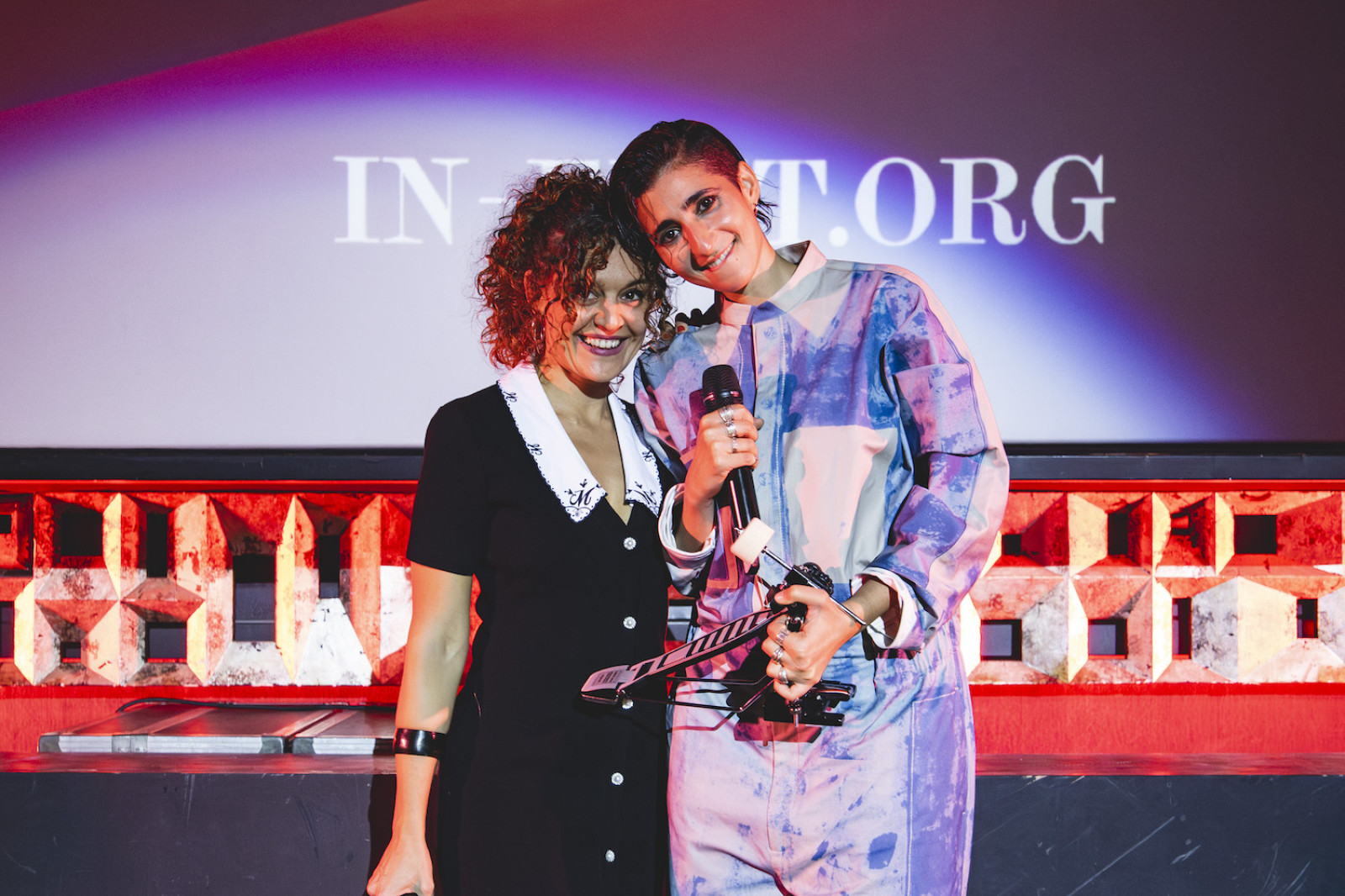 Elena Molina i Alba Flores a l'entrega dels Premis In-Edit Barcelona 2025