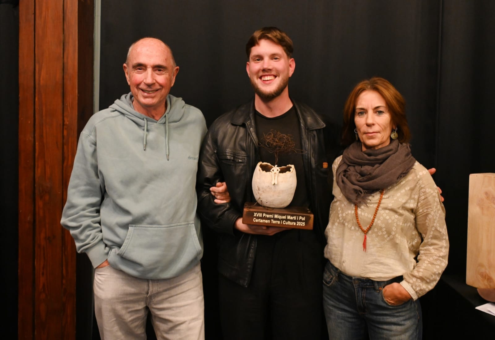 Lluís Llach amb el guanyador de l'edició, Fredrik, i l'escultora Roser Oter