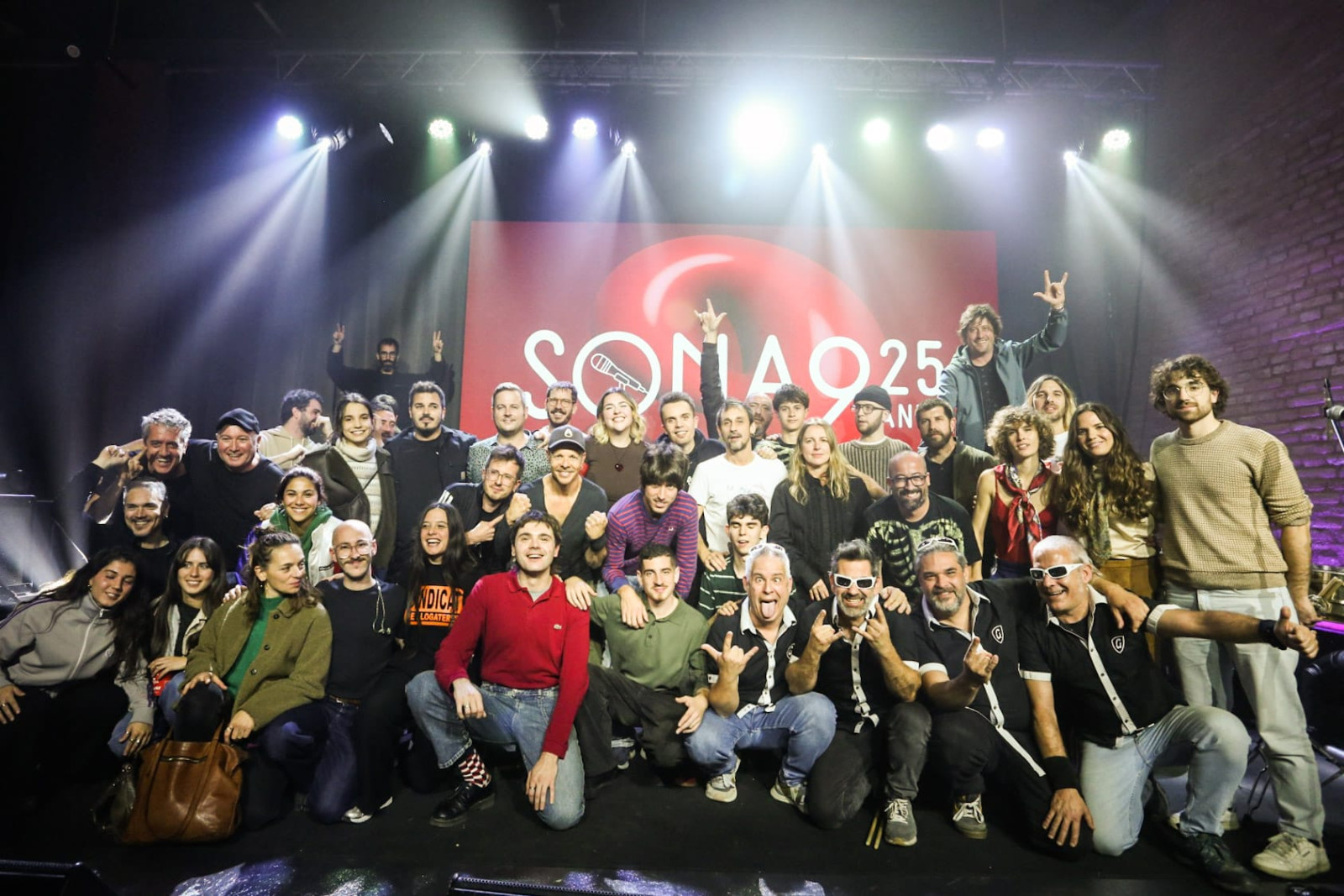 Foto de família de la festa dels 25 anys del Sona9
