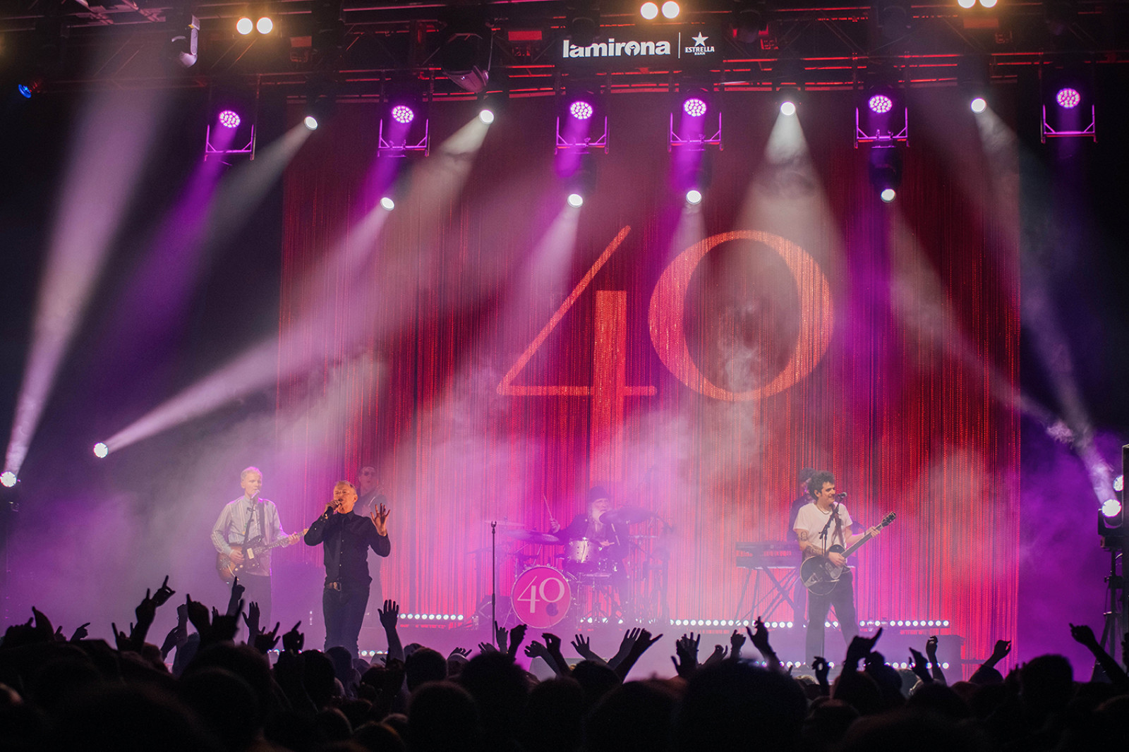 Els Pets cantant les quaranta a La Mirona (13.12.2025)