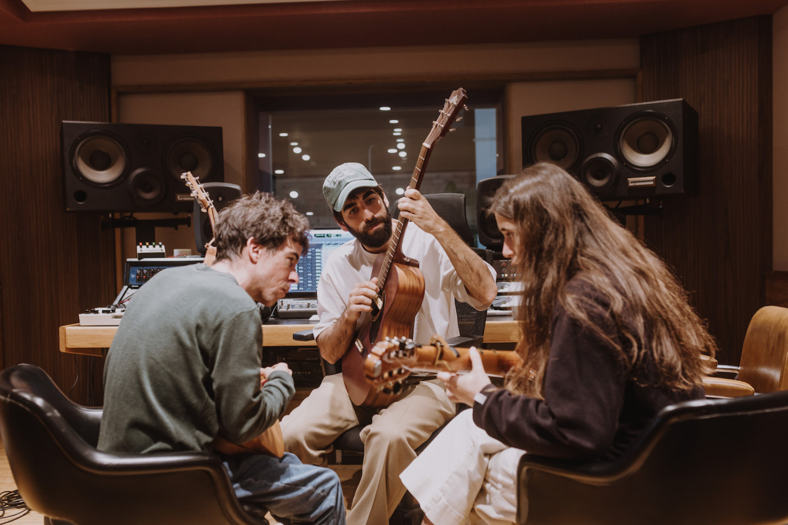 Mar Pujol a l'estudi amb Ferran Palau i Emili Bosch