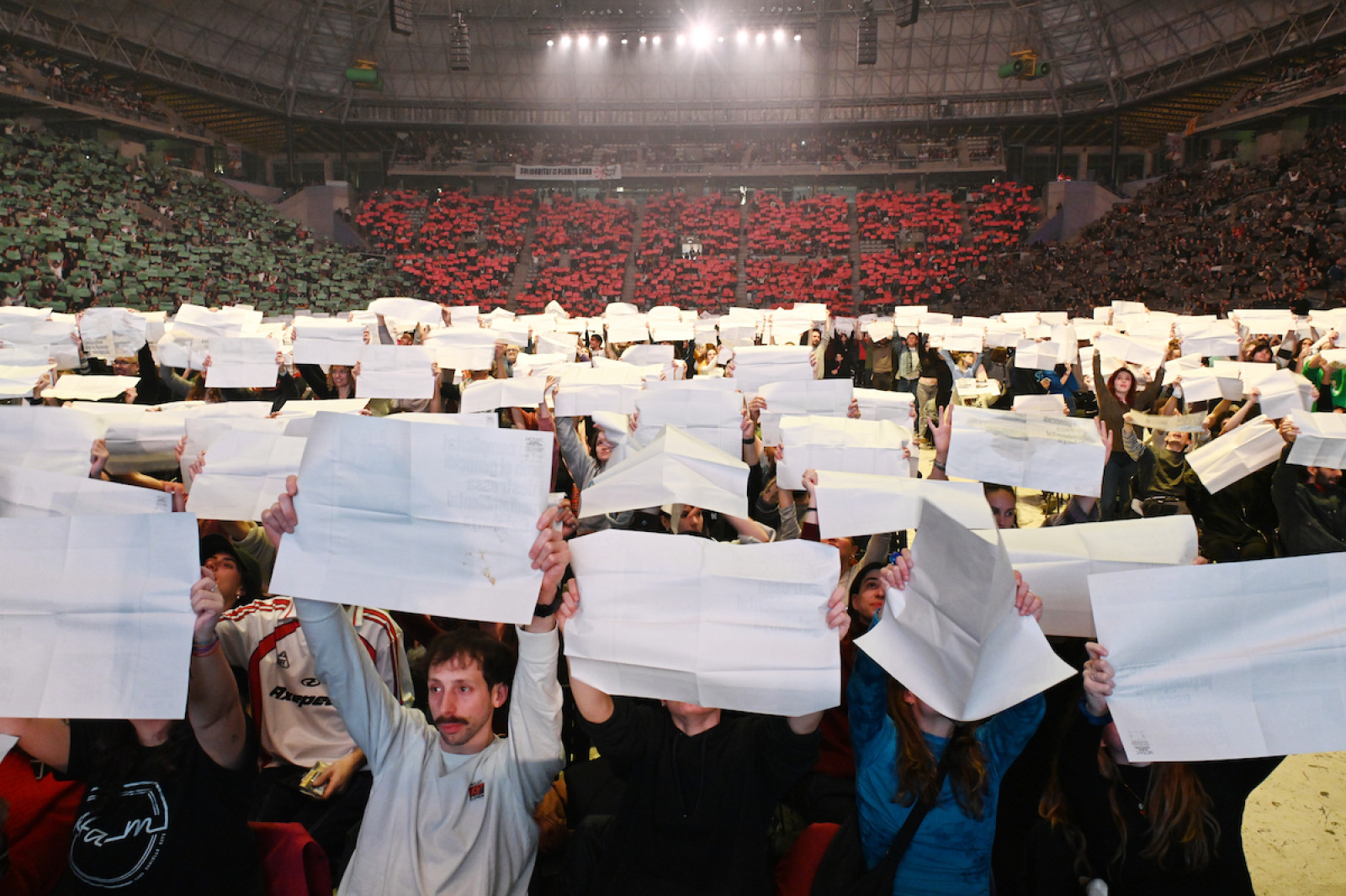 El públic d'ActXPalestine, al Palau Sant Jordi, creant una bandera palestina gegantina